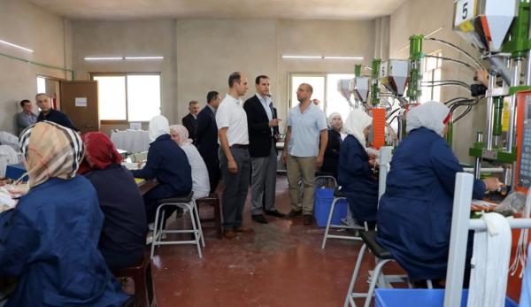 الرفيق الأمين العام للحزب  رئيس الجمهورية الدكتور بشار الأسد خلال زيارته لمدينة عدرا الصناعية 